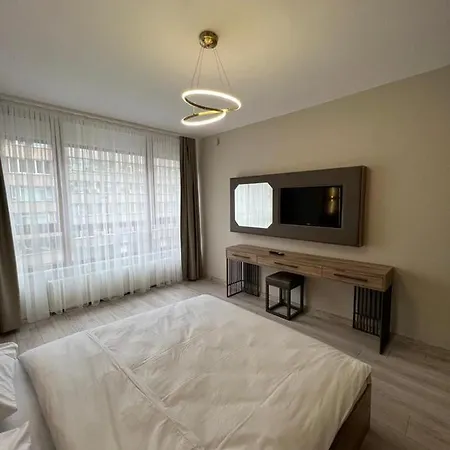 Center Apartment, Sisli, Near Metro Apartmán